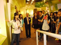 staff of Hung Fook Tong brriefing about the different kinds of herbal drinks